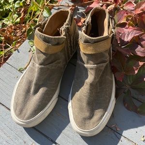 Blowfish canvas sneakers, size 7.